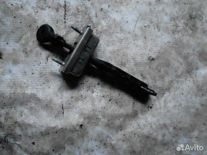 Ограничитель двери передней правой Chevrolet Cruze