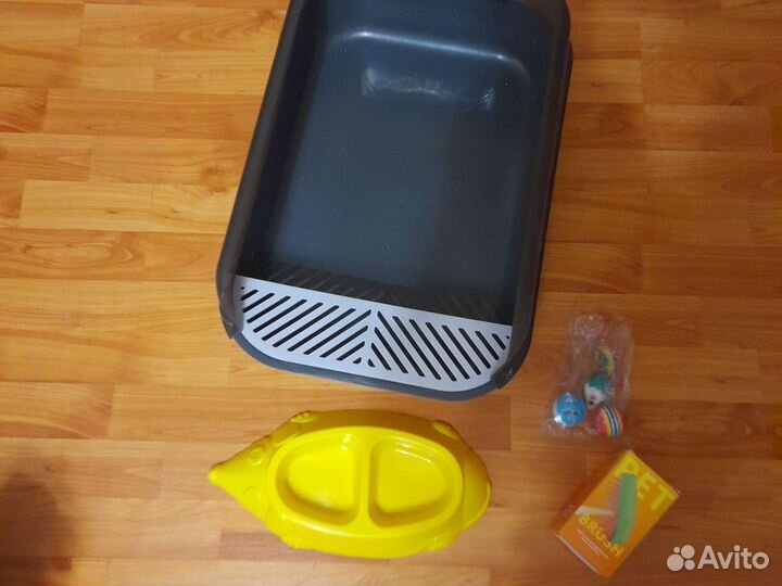 Лоток для кошек щётка.миска и игрушки