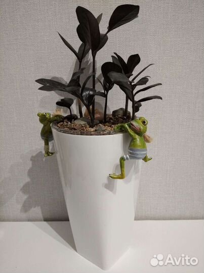 Лягушка -фигурка на горшок для цветов