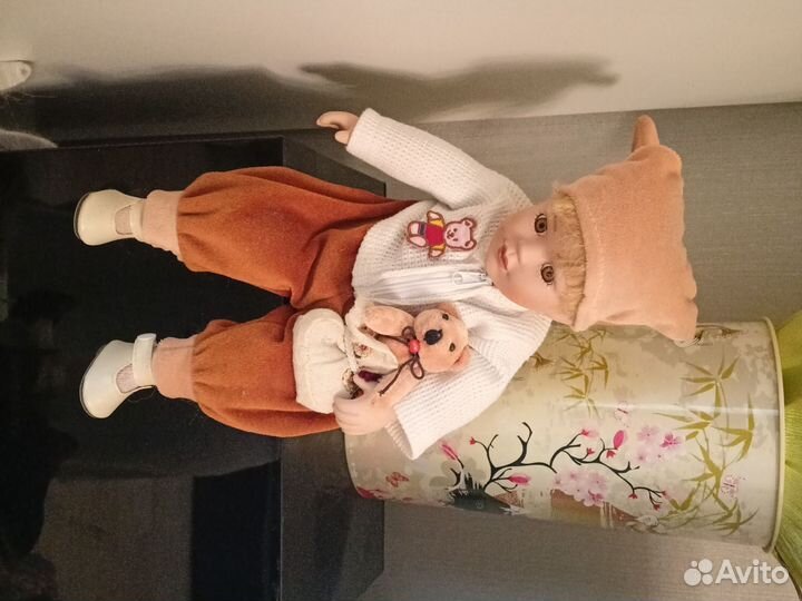 Кукла фарфоровая