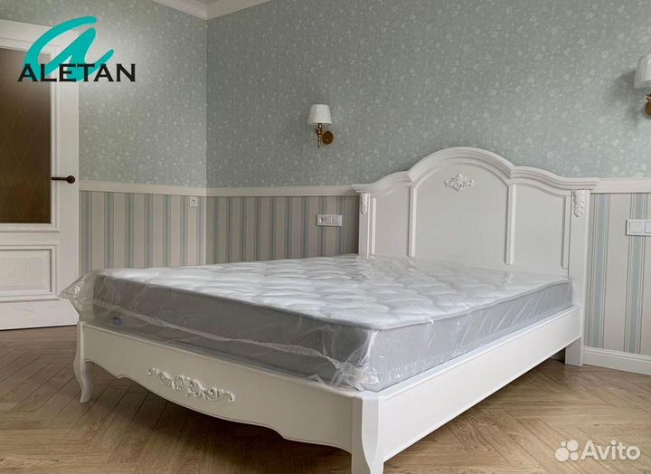 Кровать двуспальная массив