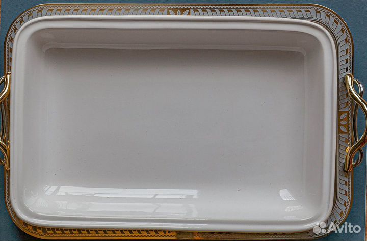 Золочёный поднос с фарфоровым блюдом