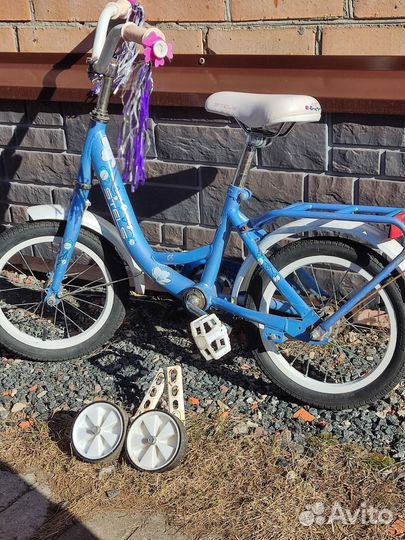 Детский велосипед с дополнительными колесами