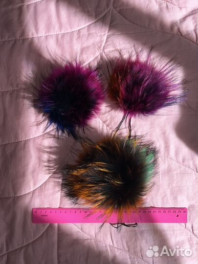 3 помпона из енота на лентах