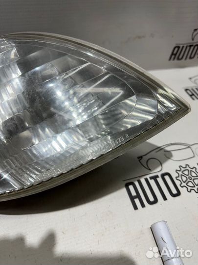 Указатель поворота передний правый Nissan Bluebird