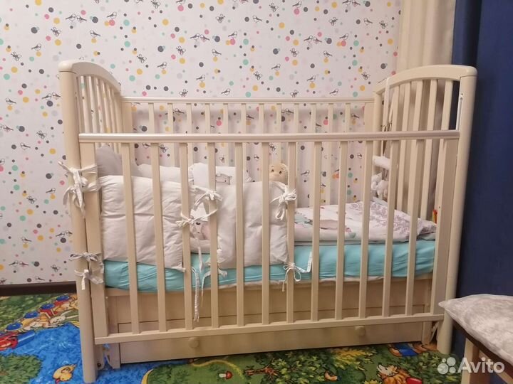 Детская кроватка с продольным маятником