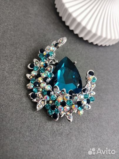 Красивая брошь