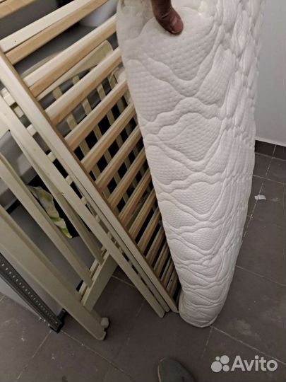 Детская кроватка с матрасом и бортиками