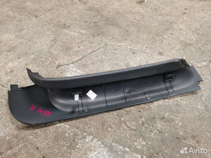 Обшивка двери багажника правая Volkswagen Touareg