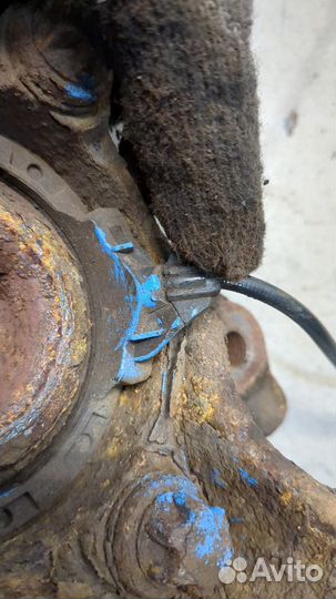 Ступица (кулак, цапфа) правая передняя Opel Zafira B