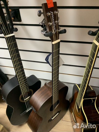 Электроакустическая гитара с широким грифом