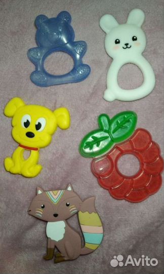 Игрушки, щётка, нагрудники,слюнявчики,посуда