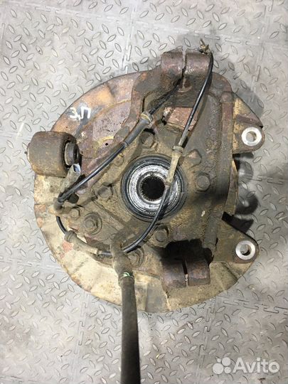 Кулак поворотный задний правый в сборе со ступице