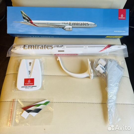 Молель самолета Emirates Boeing 777-300ER (1:200)