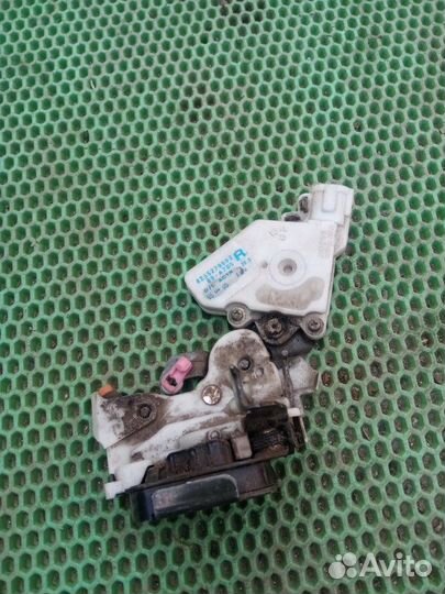 Замок двери задний правый Nissan Primera