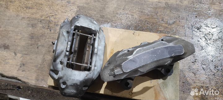 Суппорты передние Brembo BM5 на VW Touareg NF