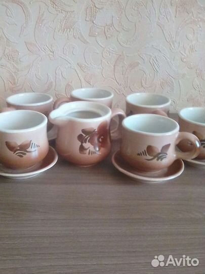 Кофейные чашки и молочник