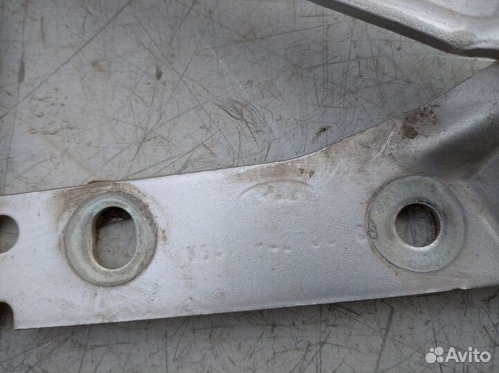 Петля крышки багажника Форд Фокус 2