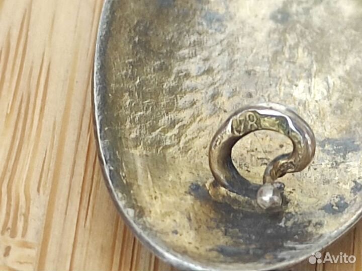 Брошь серебро 84 пробы гильошированная эмаль