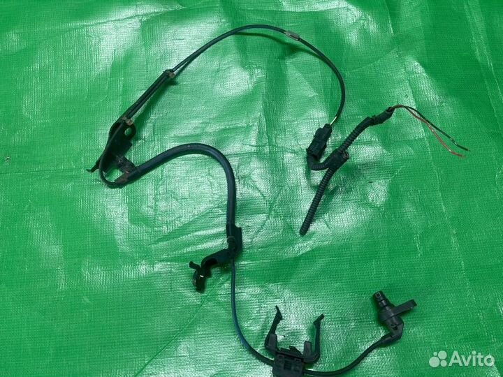 Датчик abs передний правый Toyota Camry AVV50