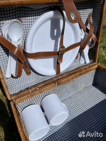 Набор для пикника в чемодане