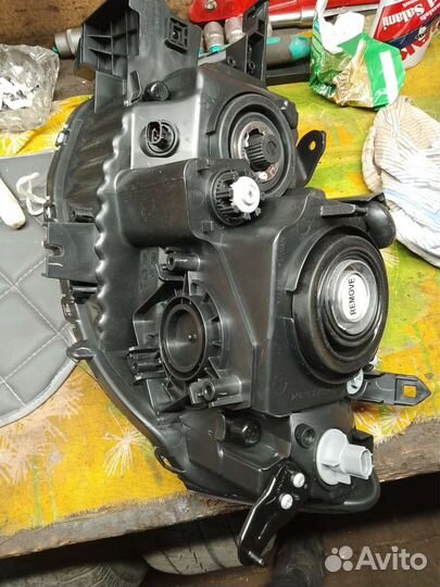 Фара правая на Митсубиси Паджеро спорт 2