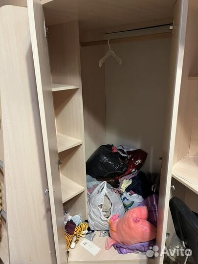 Детская кровать со столом и шкафом