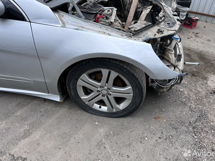 Крыло переднее левое правое Mercedes-Benz W251 R
