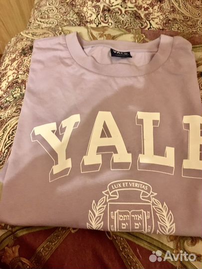 Фирменная футболка американского университета