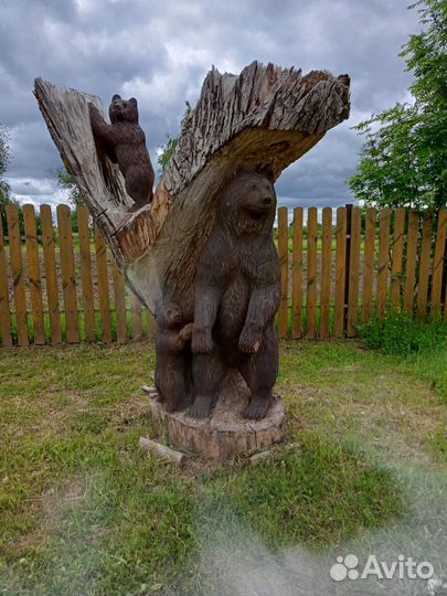 Скульптура из дерева медведица с медвежатами