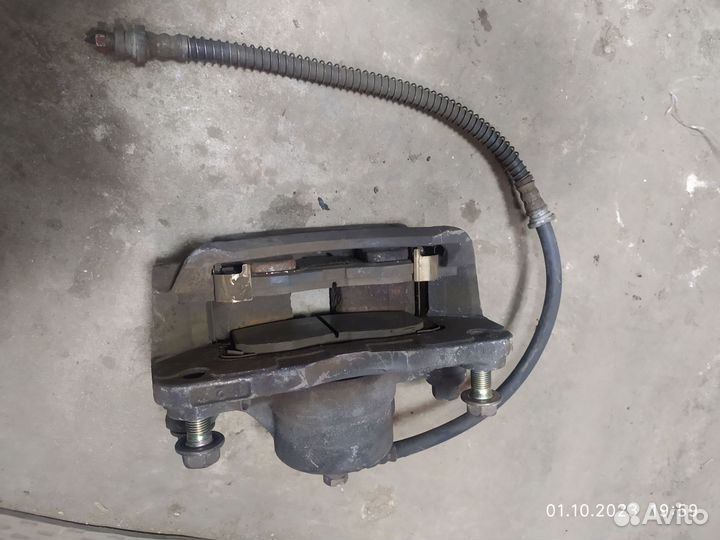 Суппорт передний левый Митсубиси галант 8