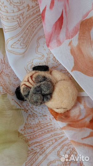 Брошка мопс из шерсти