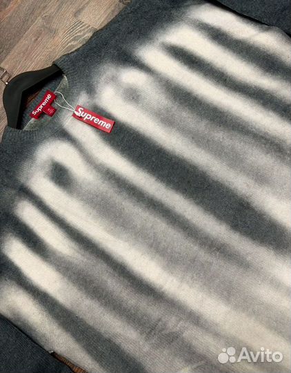 Свитер supreme blurred logo sweater