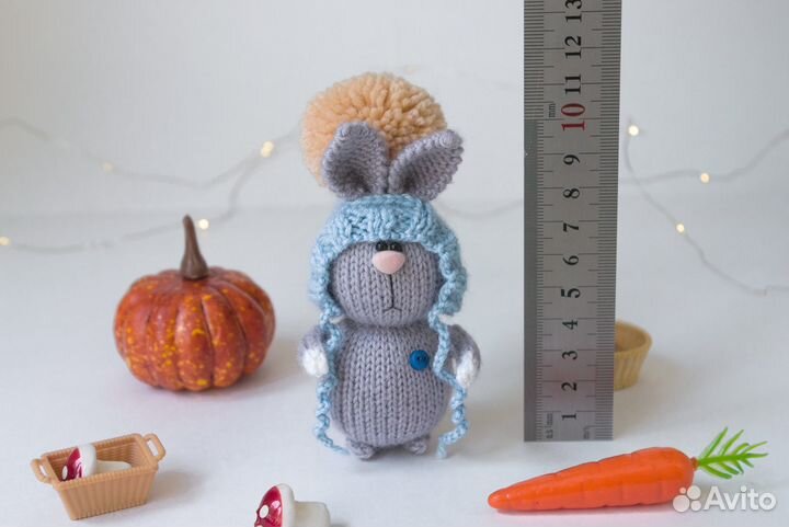 Вязаный заяц с морковкой