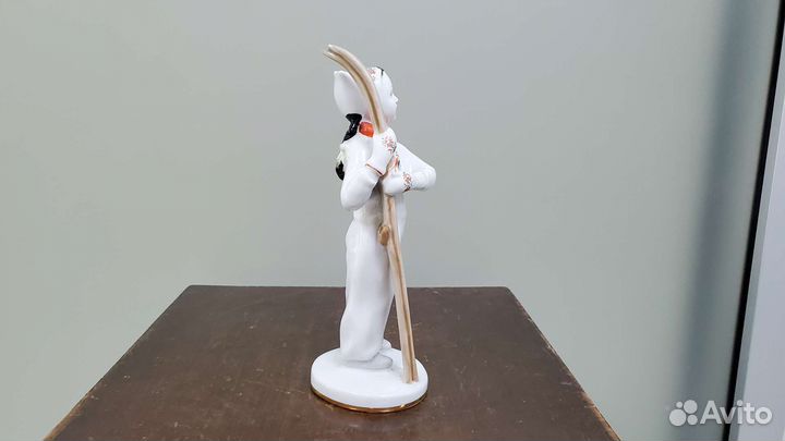 Статуэтка фарфор лыжница лфз 1957 год оригинал