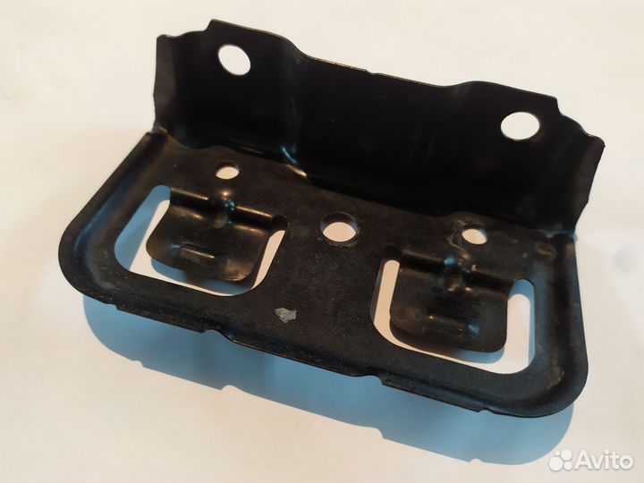 Кронштейн фонаря Honda Civic 8 4D