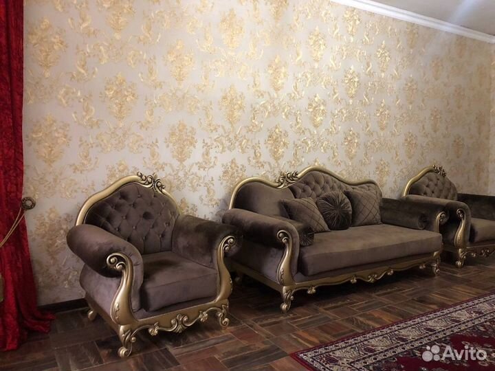 Классический новый холл с декором из дерева (бук)