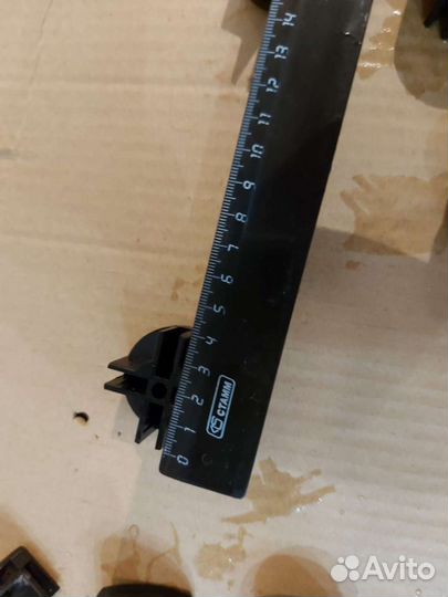 Крепление для стеклянных витринных полок