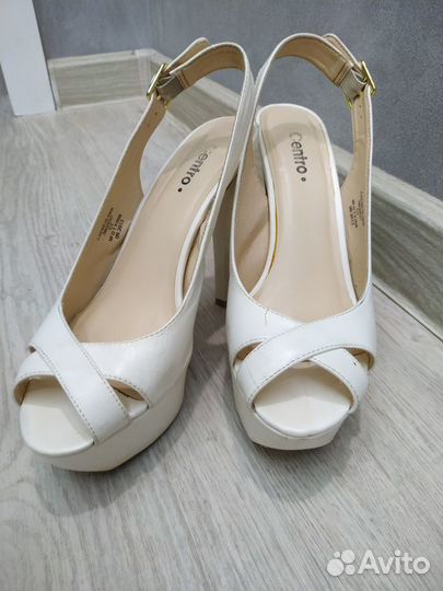 Босоножки белые на платформе