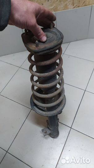 Амортизатор задний правый Hyundai Elantra 3 (XD2)