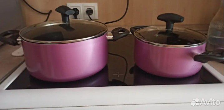 Набор новых кастрюль с антипригарным покрытием