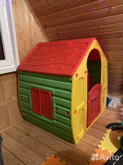 Игрушечный домик пластик