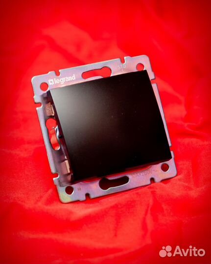 Выключатель Valena Белый 1-клавишный с подсветкой