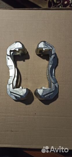 Скоба суппорта передние Паджеро 2