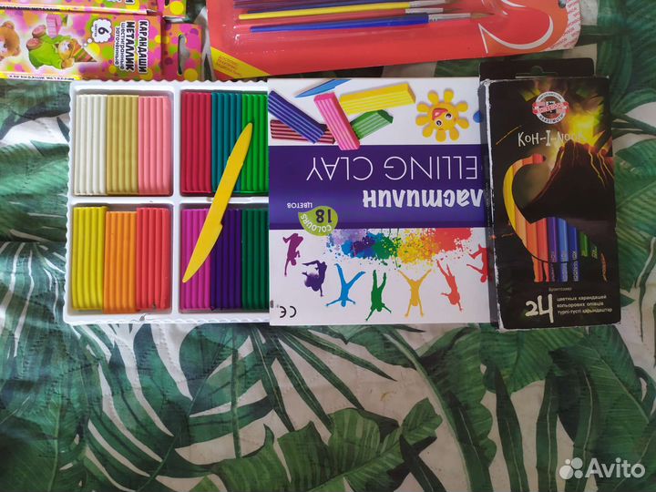 Цветные карандаши, краски,кисточки,пластилин
