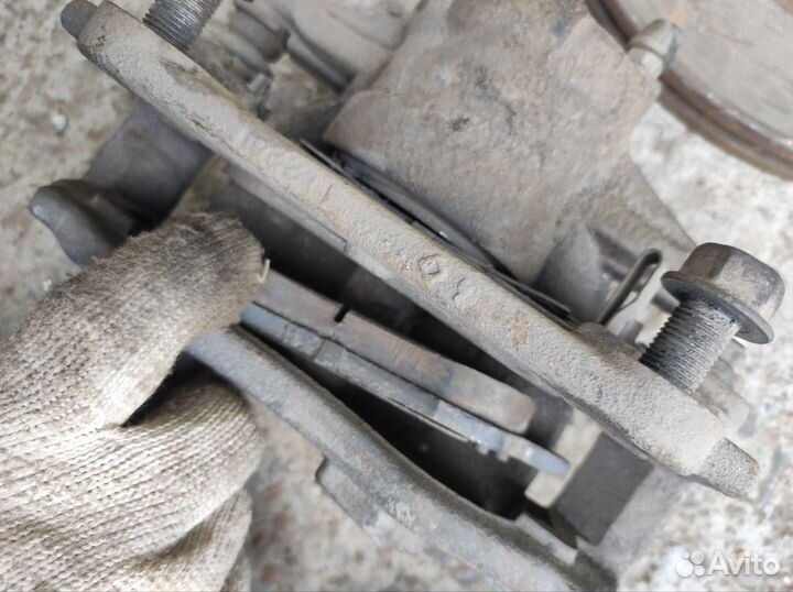 Передние суппорта и диски Toyota Avensis t25