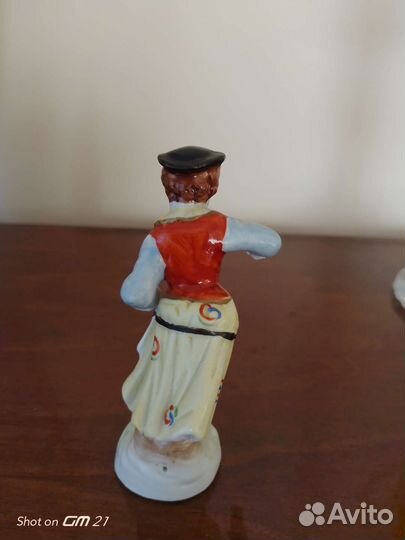 Фарфоровая статуэтка бегущей девушки, гдр