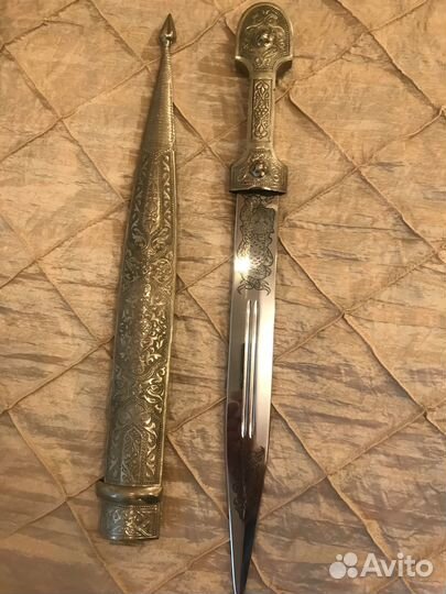 Кавказский кинжал сувенирный в кофре