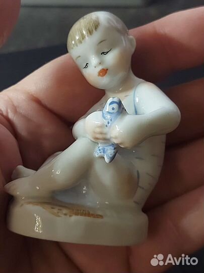 Статуэтка мальчик с рыбкой. лфз СССР