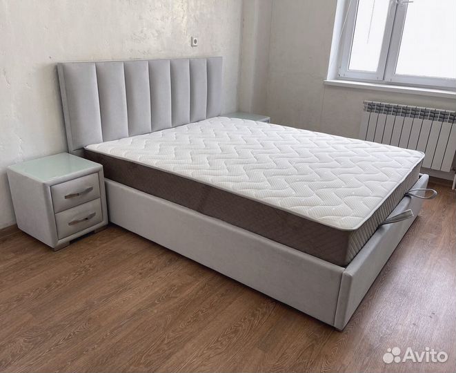 Кровать с мягким изголовьем